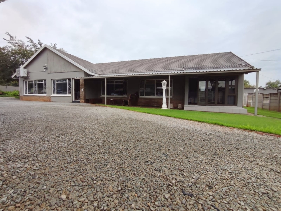 6 Bedroom Property for Sale in Flamwood North West
